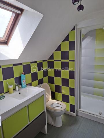 🏡✨ Maison familiale en hypercentre de Plouay ✨🏡
📍 Idéalement située en plein cœur de Plouay, cette belle maison de 152 m² vous séduira par ses volumes et son fort potentiel !

🔎 Description :
🔹 Rez-de-chaussée :
🚪 Entrée 
📦 Petite pièce de rangement
🍳 Cuisine d’été
🚗 Garage avec accès au jardin

🔹 1er niveau :
🛋️ Grande pièce de vie lumineuse ouverte sur la cuisine
🛏️ Une pièce pouvant être aménagée en chambre
🛌 Une chambre
🛁 Salle de bain

🔹 2ème niveau :
🛏️ 3 chambres 
🚿 Salle d’eau

🏠 Les + qui font la différence :
✨ Deux dépendances complètent ce bien
🏡 Dont une avec accès facilité pouvant être transformée en logement indépendant de plus de 50 m² au sol
🔑 Idéal pour location, activité professionnelle ou projet familial
💡 Atouts supplémentaires :
✔️ Emplacement hypercentre
✔️ Fort potentiel d’évolution
✔️ Parfait pour famille ou investissement