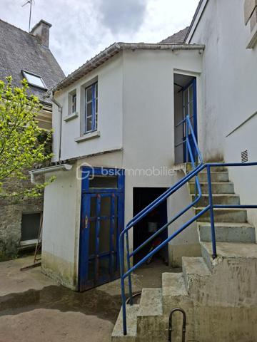 🏡✨ Maison familiale en hypercentre de Plouay ✨🏡
📍 Idéalement située en plein cœur de Plouay, cette belle maison de 152 m² vous séduira par ses volumes et son fort potentiel !

🔎 Description :
🔹 Rez-de-chaussée :
🚪 Entrée 
📦 Petite pièce de rangement
🍳 Cuisine d’été
🚗 Garage avec accès au jardin

🔹 1er niveau :
🛋️ Grande pièce de vie lumineuse ouverte sur la cuisine
🛏️ Une pièce pouvant être aménagée en chambre
🛌 Une chambre
🛁 Salle de bain

🔹 2ème niveau :
🛏️ 3 chambres 
🚿 Salle d’eau

🏠 Les + qui font la différence :
✨ Deux dépendances complètent ce bien
🏡 Dont une avec accès facilité pouvant être transformée en logement indépendant de plus de 50 m² au sol
🔑 Idéal pour location, activité professionnelle ou projet familial
💡 Atouts supplémentaires :
✔️ Emplacement hypercentre
✔️ Fort potentiel d’évolution
✔️ Parfait pour famille ou investissement