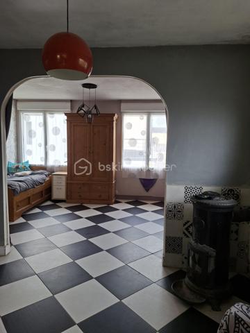 🏡✨ Maison familiale en hypercentre de Plouay ✨🏡
📍 Idéalement située en plein cœur de Plouay, cette belle maison de 152 m² vous séduira par ses volumes et son fort potentiel !

🔎 Description :
🔹 Rez-de-chaussée :
🚪 Entrée 
📦 Petite pièce de rangement
🍳 Cuisine d’été
🚗 Garage avec accès au jardin

🔹 1er niveau :
🛋️ Grande pièce de vie lumineuse ouverte sur la cuisine
🛏️ Une pièce pouvant être aménagée en chambre
🛌 Une chambre
🛁 Salle de bain

🔹 2ème niveau :
🛏️ 3 chambres 
🚿 Salle d’eau

🏠 Les + qui font la différence :
✨ Deux dépendances complètent ce bien
🏡 Dont une avec accès facilité pouvant être transformée en logement indépendant de plus de 50 m² au sol
🔑 Idéal pour location, activité professionnelle ou projet familial
💡 Atouts supplémentaires :
✔️ Emplacement hypercentre
✔️ Fort potentiel d’évolution
✔️ Parfait pour famille ou investissement