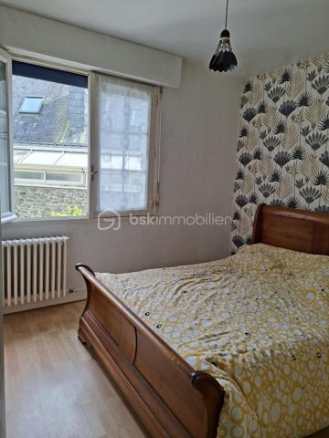 🏡✨ Maison familiale en hypercentre de Plouay ✨🏡
📍 Idéalement située en plein cœur de Plouay, cette belle maison de 152 m² vous séduira par ses volumes et son fort potentiel !

🔎 Description :
🔹 Rez-de-chaussée :
🚪 Entrée 
📦 Petite pièce de rangement
🍳 Cuisine d’été
🚗 Garage avec accès au jardin

🔹 1er niveau :
🛋️ Grande pièce de vie lumineuse ouverte sur la cuisine
🛏️ Une pièce pouvant être aménagée en chambre
🛌 Une chambre
🛁 Salle de bain

🔹 2ème niveau :
🛏️ 3 chambres 
🚿 Salle d’eau

🏠 Les + qui font la différence :
✨ Deux dépendances complètent ce bien
🏡 Dont une avec accès facilité pouvant être transformée en logement indépendant de plus de 50 m² au sol
🔑 Idéal pour location, activité professionnelle ou projet familial
💡 Atouts supplémentaires :
✔️ Emplacement hypercentre
✔️ Fort potentiel d’évolution
✔️ Parfait pour famille ou investissement