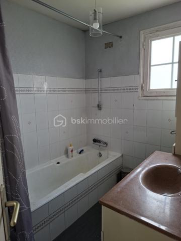 🏡✨ Maison familiale en hypercentre de Plouay ✨🏡
📍 Idéalement située en plein cœur de Plouay, cette belle maison de 152 m² vous séduira par ses volumes et son fort potentiel !

🔎 Description :
🔹 Rez-de-chaussée :
🚪 Entrée 
📦 Petite pièce de rangement
🍳 Cuisine d’été
🚗 Garage avec accès au jardin

🔹 1er niveau :
🛋️ Grande pièce de vie lumineuse ouverte sur la cuisine
🛏️ Une pièce pouvant être aménagée en chambre
🛌 Une chambre
🛁 Salle de bain

🔹 2ème niveau :
🛏️ 3 chambres 
🚿 Salle d’eau

🏠 Les + qui font la différence :
✨ Deux dépendances complètent ce bien
🏡 Dont une avec accès facilité pouvant être transformée en logement indépendant de plus de 50 m² au sol
🔑 Idéal pour location, activité professionnelle ou projet familial
💡 Atouts supplémentaires :
✔️ Emplacement hypercentre
✔️ Fort potentiel d’évolution
✔️ Parfait pour famille ou investissement