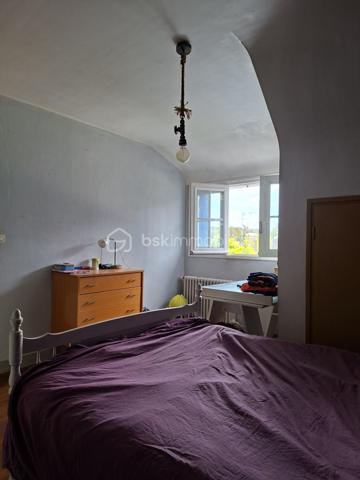 🏡✨ Maison familiale en hypercentre de Plouay ✨🏡
📍 Idéalement située en plein cœur de Plouay, cette belle maison de 152 m² vous séduira par ses volumes et son fort potentiel !

🔎 Description :
🔹 Rez-de-chaussée :
🚪 Entrée 
📦 Petite pièce de rangement
🍳 Cuisine d’été
🚗 Garage avec accès au jardin

🔹 1er niveau :
🛋️ Grande pièce de vie lumineuse ouverte sur la cuisine
🛏️ Une pièce pouvant être aménagée en chambre
🛌 Une chambre
🛁 Salle de bain

🔹 2ème niveau :
🛏️ 3 chambres 
🚿 Salle d’eau

🏠 Les + qui font la différence :
✨ Deux dépendances complètent ce bien
🏡 Dont une avec accès facilité pouvant être transformée en logement indépendant de plus de 50 m² au sol
🔑 Idéal pour location, activité professionnelle ou projet familial
💡 Atouts supplémentaires :
✔️ Emplacement hypercentre
✔️ Fort potentiel d’évolution
✔️ Parfait pour famille ou investissement