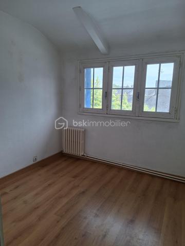 🏡✨ Maison familiale en hypercentre de Plouay ✨🏡
📍 Idéalement située en plein cœur de Plouay, cette belle maison de 152 m² vous séduira par ses volumes et son fort potentiel !

🔎 Description :
🔹 Rez-de-chaussée :
🚪 Entrée 
📦 Petite pièce de rangement
🍳 Cuisine d’été
🚗 Garage avec accès au jardin

🔹 1er niveau :
🛋️ Grande pièce de vie lumineuse ouverte sur la cuisine
🛏️ Une pièce pouvant être aménagée en chambre
🛌 Une chambre
🛁 Salle de bain

🔹 2ème niveau :
🛏️ 3 chambres 
🚿 Salle d’eau

🏠 Les + qui font la différence :
✨ Deux dépendances complètent ce bien
🏡 Dont une avec accès facilité pouvant être transformée en logement indépendant de plus de 50 m² au sol
🔑 Idéal pour location, activité professionnelle ou projet familial
💡 Atouts supplémentaires :
✔️ Emplacement hypercentre
✔️ Fort potentiel d’évolution
✔️ Parfait pour famille ou investissement
