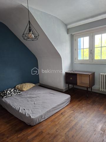 🏡✨ Maison familiale en hypercentre de Plouay ✨🏡
📍 Idéalement située en plein cœur de Plouay, cette belle maison de 152 m² vous séduira par ses volumes et son fort potentiel !

🔎 Description :
🔹 Rez-de-chaussée :
🚪 Entrée 
📦 Petite pièce de rangement
🍳 Cuisine d’été
🚗 Garage avec accès au jardin

🔹 1er niveau :
🛋️ Grande pièce de vie lumineuse ouverte sur la cuisine
🛏️ Une pièce pouvant être aménagée en chambre
🛌 Une chambre
🛁 Salle de bain

🔹 2ème niveau :
🛏️ 3 chambres 
🚿 Salle d’eau

🏠 Les + qui font la différence :
✨ Deux dépendances complètent ce bien
🏡 Dont une avec accès facilité pouvant être transformée en logement indépendant de plus de 50 m² au sol
🔑 Idéal pour location, activité professionnelle ou projet familial
💡 Atouts supplémentaires :
✔️ Emplacement hypercentre
✔️ Fort potentiel d’évolution
✔️ Parfait pour famille ou investissement