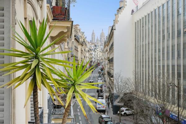 Paris 9e – Élégant appartement avec balcon et vues