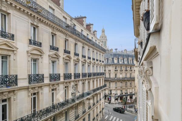 Paris 9e – Élégant appartement avec balcon et vues