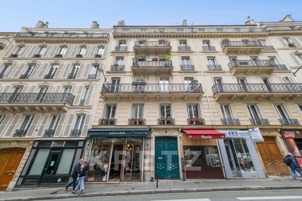 Paris 9e – Élégant appartement avec balcon et vues