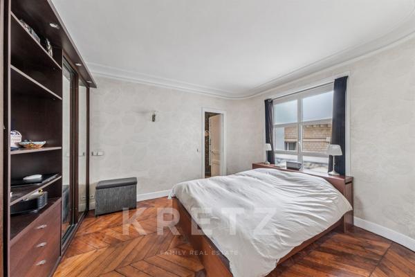Paris 9e – Élégant appartement avec balcon et vues