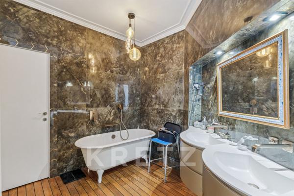 Paris 9e – Élégant appartement avec balcon et vues