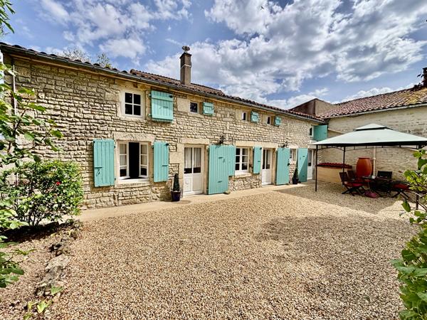 Charmante maison en pierre rénovée avec jardin clos et garage Villefagnan