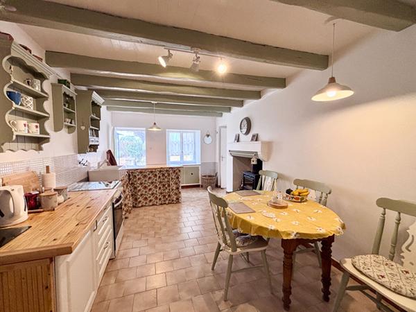 Charmante maison en pierre rénovée avec jardin clos et garage Villefagnan