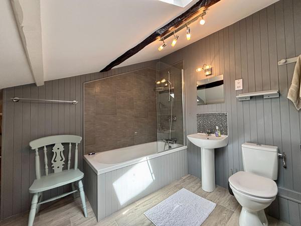 Charmante maison en pierre rénovée avec jardin clos et garage Villefagnan