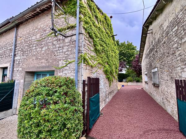 Charmante maison en pierre rénovée avec jardin clos et garage Villefagnan