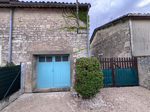 Charmante maison en pierre rénovée avec jardin clos et garage Villefagnan