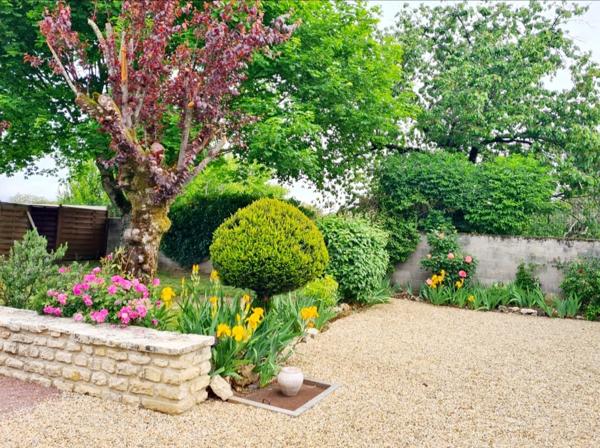 Charmante maison en pierre rénovée avec jardin clos et garage Villefagnan