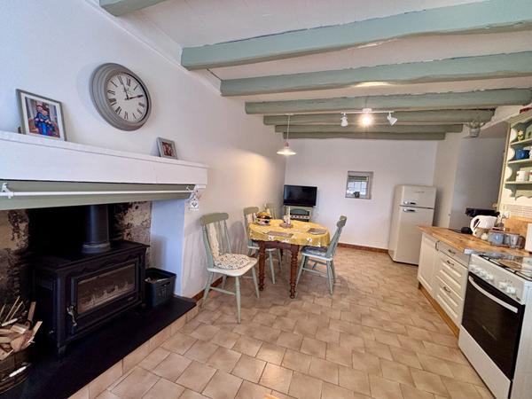 Charmante maison en pierre rénovée avec jardin clos et garage Villefagnan