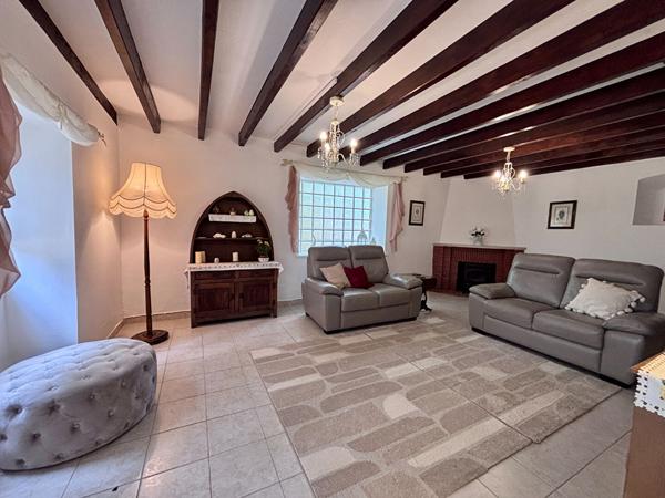Charmante maison en pierre rénovée avec jardin clos et garage Villefagnan