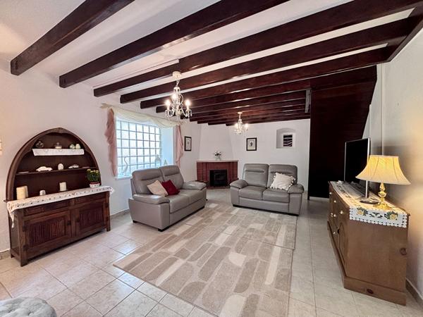 Charmante maison en pierre rénovée avec jardin clos et garage Villefagnan