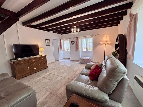 Charmante maison en pierre rénovée avec jardin clos et garage Villefagnan
