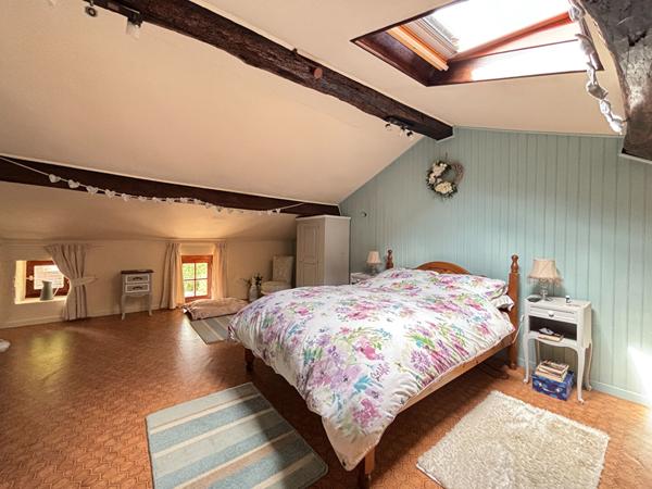 Charmante maison en pierre rénovée avec jardin clos et garage Villefagnan
