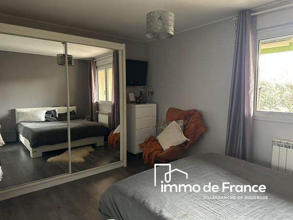 Bâtiment plain-pied modulable de 300 m² avec appartement T3 et local professionnel sur 2353 m² de terrain