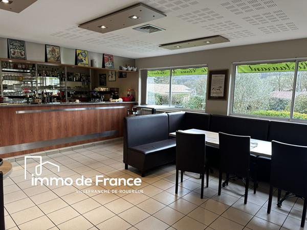 Bâtiment plain-pied modulable de 300 m² avec appartement T3 et local professionnel sur 2353 m² de terrain