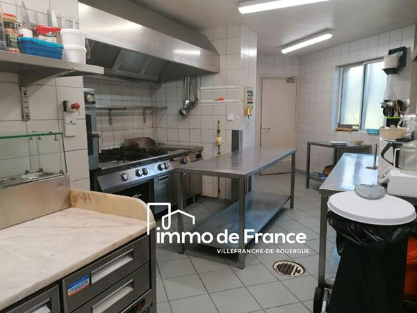 Bâtiment plain-pied modulable de 300 m² avec appartement T3 et local professionnel sur 2353 m² de terrain