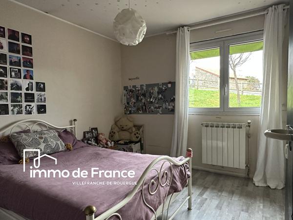 Bâtiment plain-pied modulable de 300 m² avec appartement T3 et local professionnel sur 2353 m² de terrain