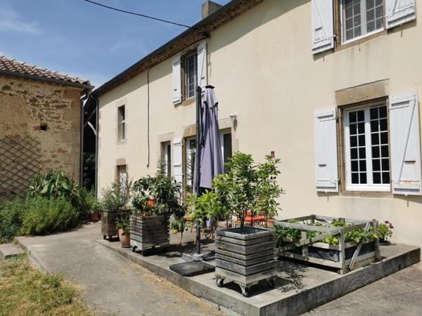 Propriété avec vue sur les Pyrénées : 2 belles maisons, piscine, jacuzzi, salle de sport; calme, campagne