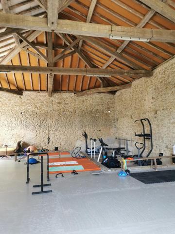 Propriété avec vue sur les Pyrénées : 2 belles maisons, piscine, jacuzzi, salle de sport; calme, campagne