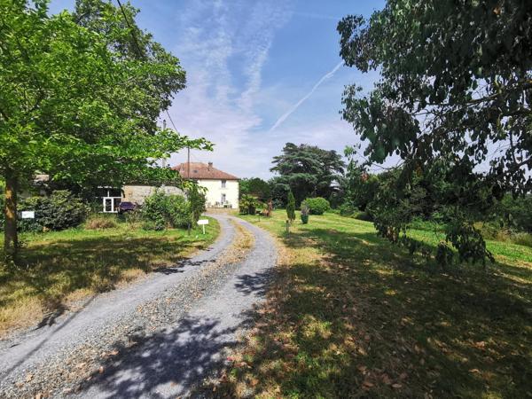 Propriété avec vue sur les Pyrénées : 2 belles maisons, piscine, jacuzzi, salle de sport; calme, campagne