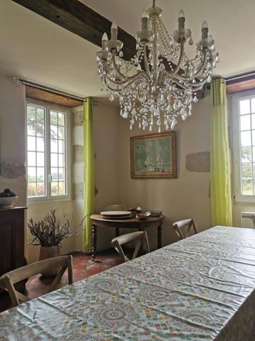 Propriété avec vue sur les Pyrénées : 2 belles maisons, piscine, jacuzzi, salle de sport; calme, campagne