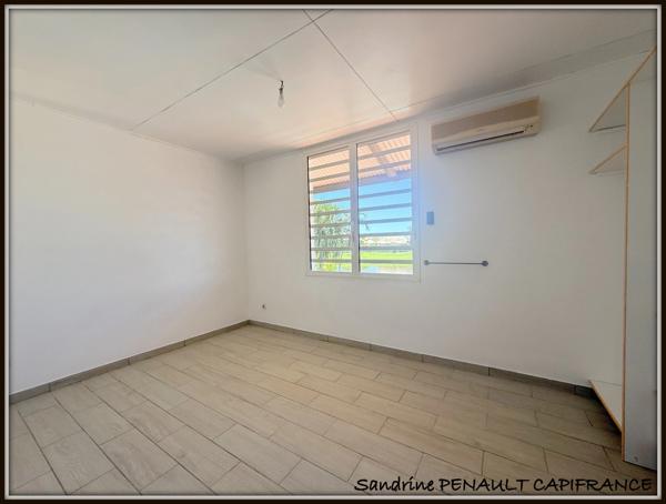 A VENDRE A KOUROU (97310) UNE CHARMANTE VILLA T6 DE 120 m² - TERRAIN DE 466 m² - AU PRIX DE 390 000 €.