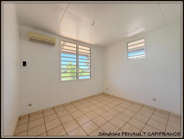 A VENDRE A KOUROU (97310) UNE CHARMANTE VILLA T6 DE 120 m² - TERRAIN DE 466 m² - AU PRIX DE 390 000 €.