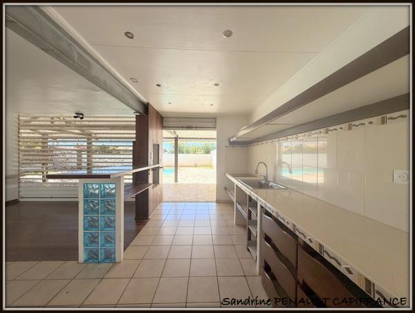 A VENDRE A KOUROU (97310) UNE CHARMANTE VILLA T6 DE 120 m² - TERRAIN DE 466 m² - AU PRIX DE 390 000 €.