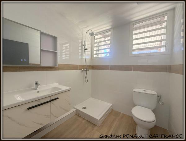 A VENDRE A KOUROU (97310) UNE CHARMANTE VILLA T6 DE 120 m² - TERRAIN DE 466 m² - AU PRIX DE 390 000 €.