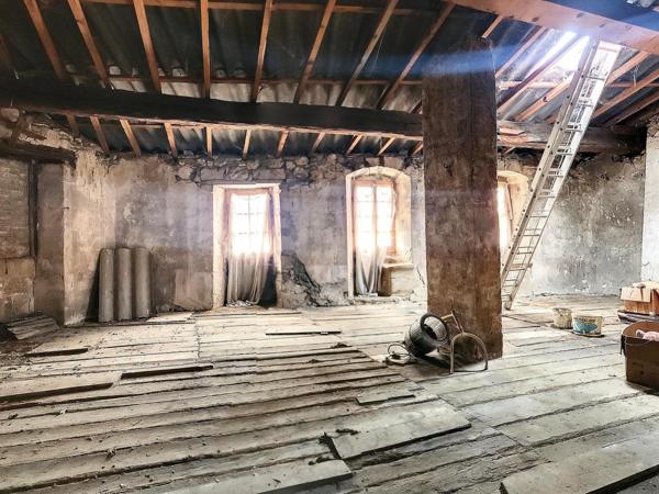 Grande maison à rénover dans le centre historique de Chabeuil