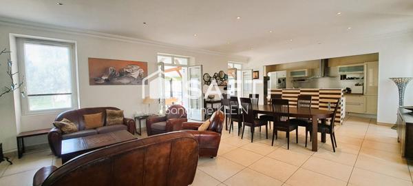 Maison familiale en bord de canal, 217 m², 6 pièces avec jardin et piscine chauffée.