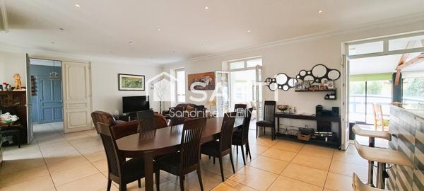 Maison familiale en bord de canal, 217 m², 6 pièces avec jardin et piscine chauffée.