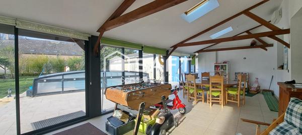 Maison familiale en bord de canal, 217 m², 6 pièces avec jardin et piscine chauffée.