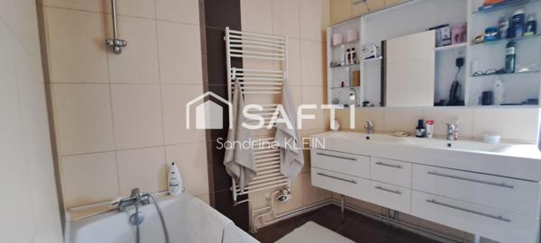 Maison familiale en bord de canal, 217 m², 6 pièces avec jardin et piscine chauffée.