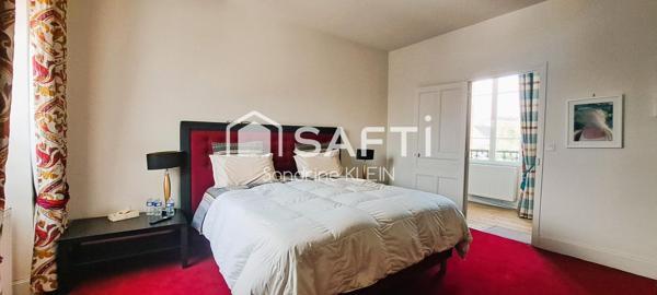 Maison familiale en bord de canal, 217 m², 6 pièces avec jardin et piscine chauffée.