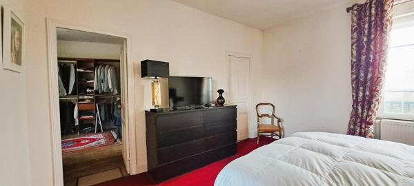 Maison familiale en bord de canal, 217 m², 6 pièces avec jardin et piscine chauffée.