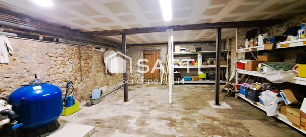 Maison familiale en bord de canal, 217 m², 6 pièces avec jardin et piscine chauffée.