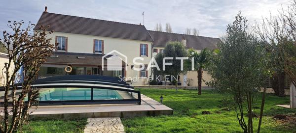 Maison familiale en bord de canal, 217 m², 6 pièces avec jardin et piscine chauffée.