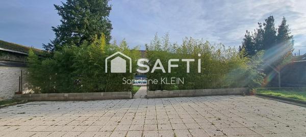 Maison familiale en bord de canal, 217 m², 6 pièces avec jardin et piscine chauffée.