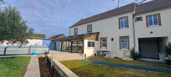 Maison familiale en bord de canal, 217 m², 6 pièces avec jardin et piscine chauffée.