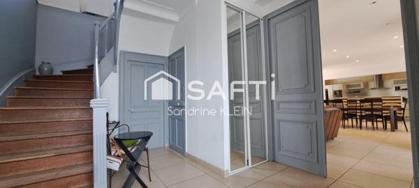 Maison familiale en bord de canal, 217 m², 6 pièces avec jardin et piscine chauffée.