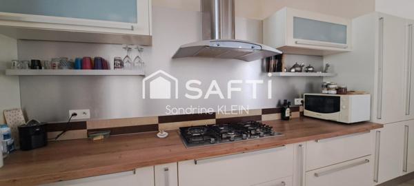 Maison familiale en bord de canal, 217 m², 6 pièces avec jardin et piscine chauffée.