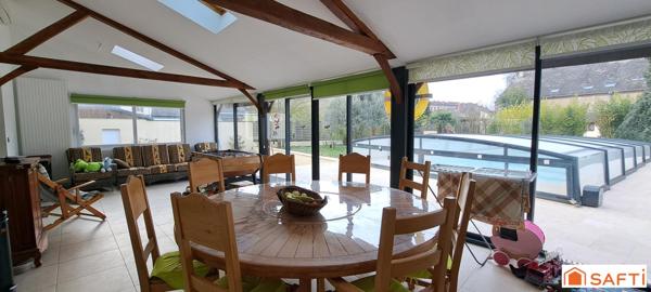 Maison familiale en bord de canal, 217 m², 6 pièces avec jardin et piscine chauffée.